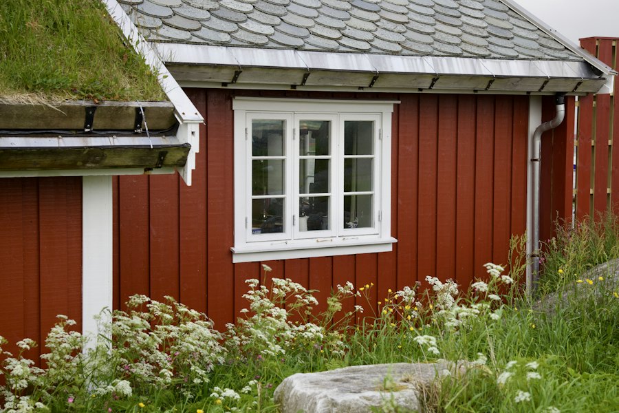 Röd trävägg med vitt fönster